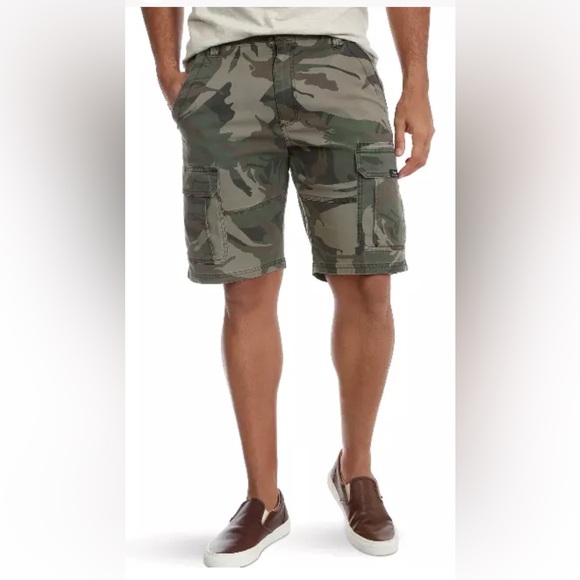 Men’s Wrangler Cargo Relaxed Fit Shorts with 10” inseam- Green Camo - Picture 1 of 6